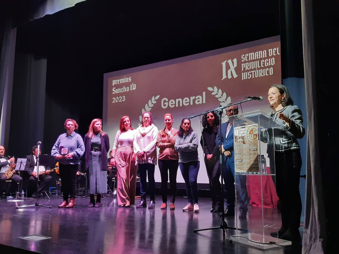 Artemia Rey junto a las educadoras del centro infantil. 