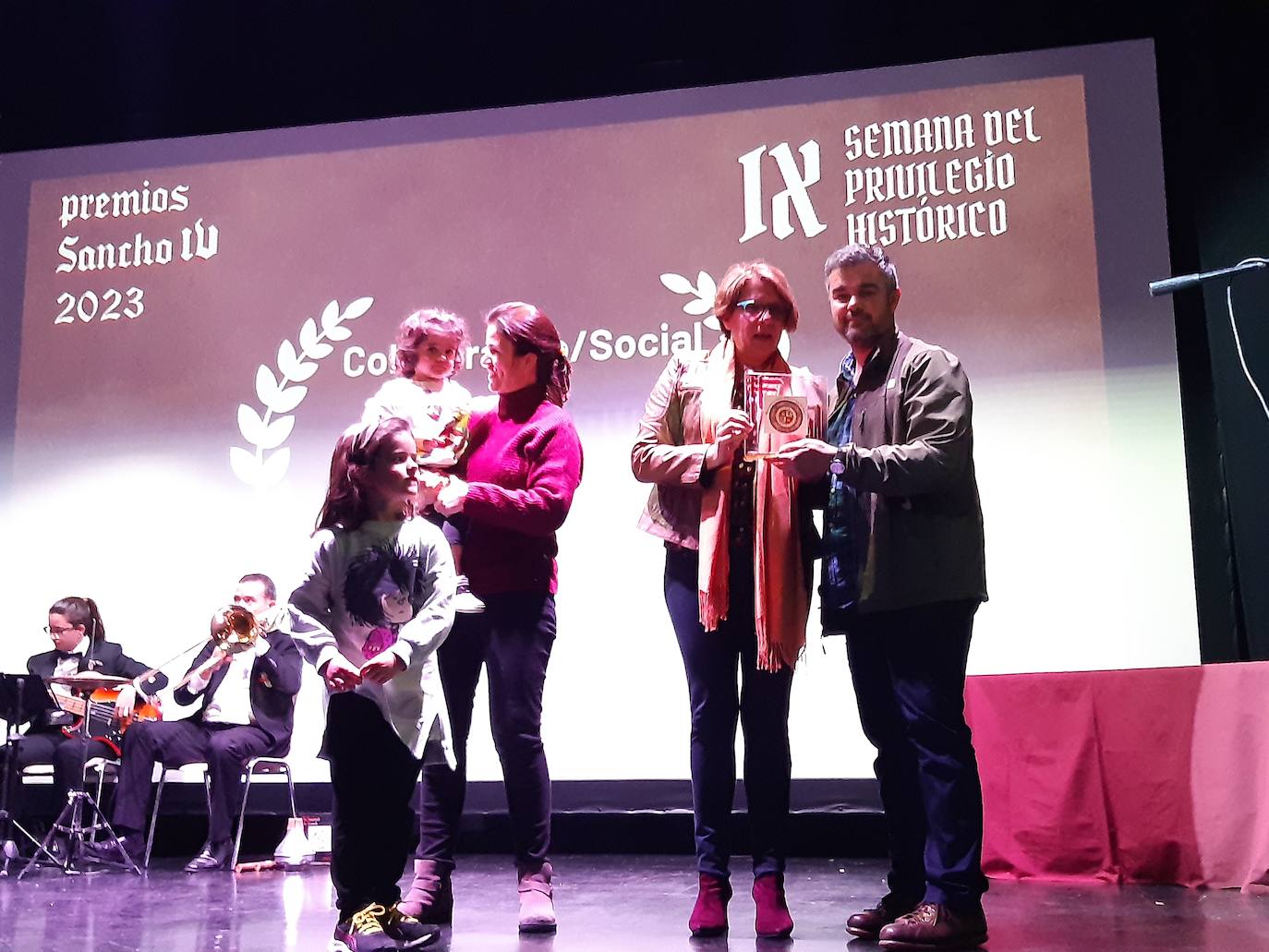 Enrique Izquierdo recogió el premio junto a su mujer e hijas. 