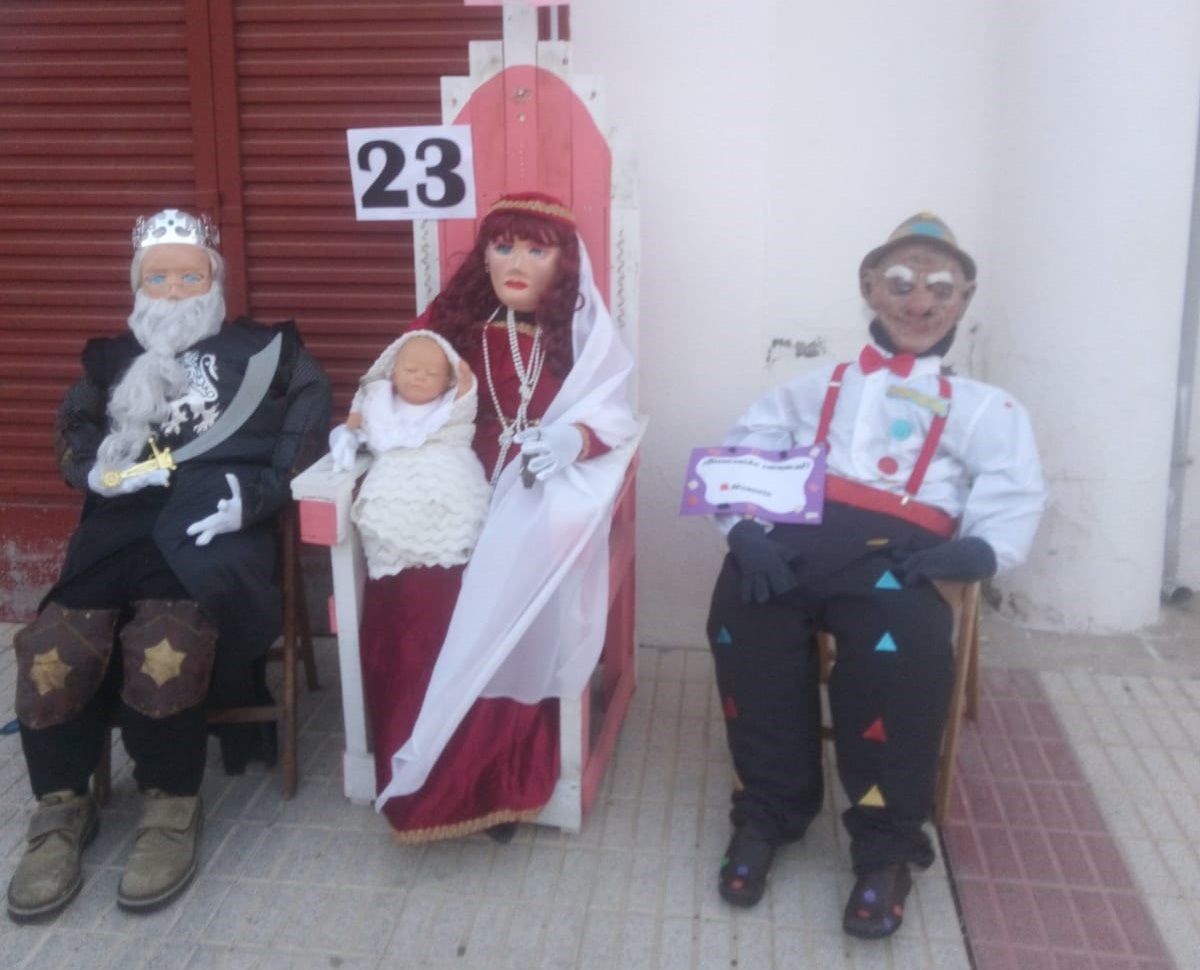 Recuerdo a Honorio Pacheco, que posa junto a un bebé Sancho IV y sus progenitores. 