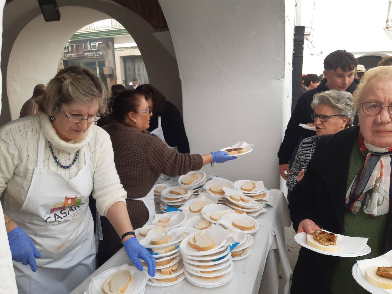 Usuarios del hogar del pensionista han preparado la pancetada. 
