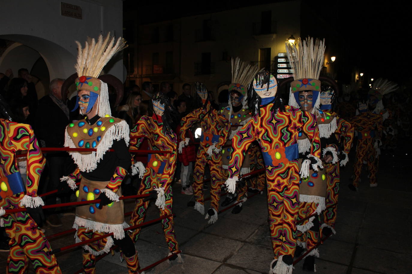 Niños, jóvenes y adultos integraron la comparsa ganadora de los indios 'Yakumaru'. 