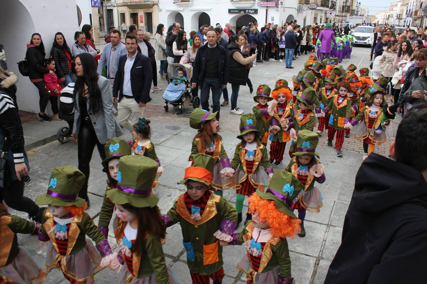 Imagen secundaria 1 - 'Las bolitas de nieve' ganan el desfile de comparsas infantil del Carnaval