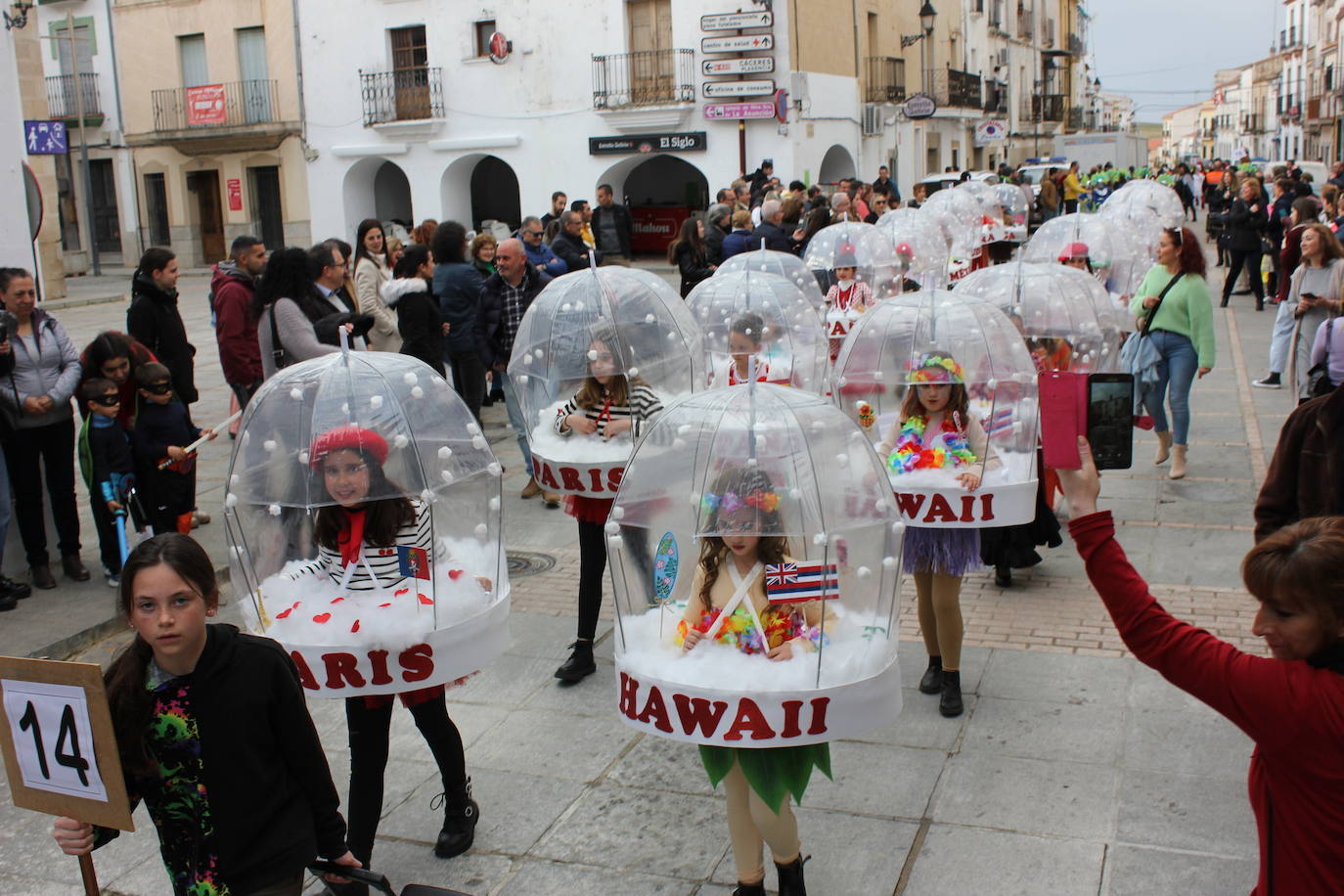 &#039;Las bolitas de nieve&#039; ganan el desfile de comparsas infantil del Carnaval