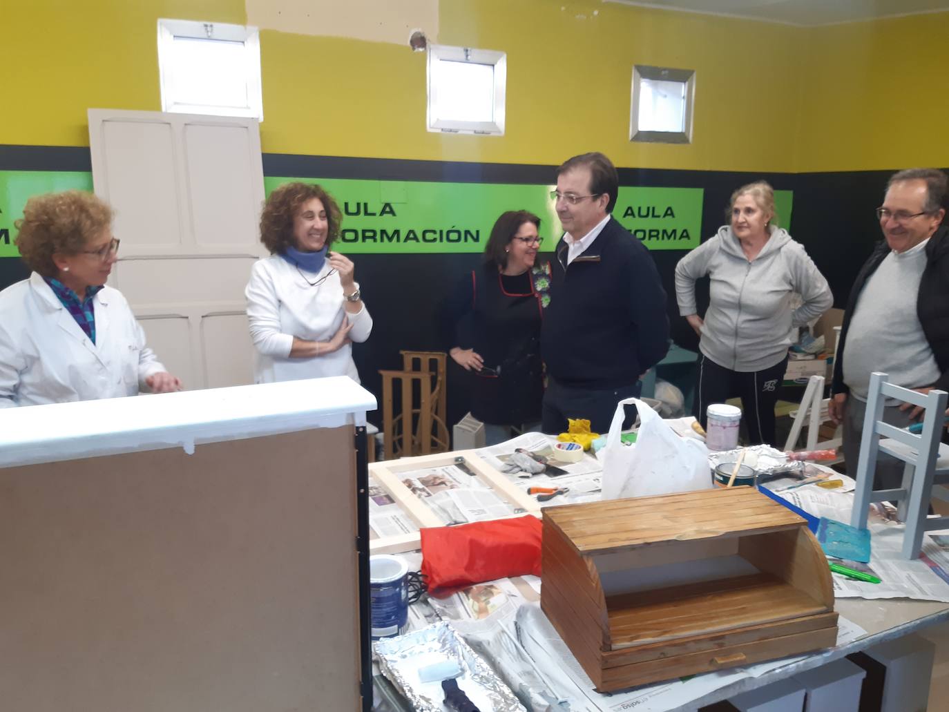 Imagen principal - Fernández Vara asegura que la residencia de Casar es el esquema a seguir «para que los vecinos no tengan que moverse de sus pueblos»