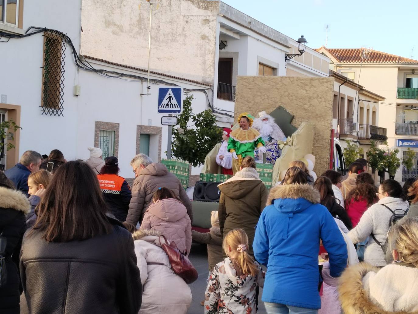 Imagen secundaria 1 - Centenares de casareños disfrutan de una tarde mágica en compañía de Sus Majestades de Oriente