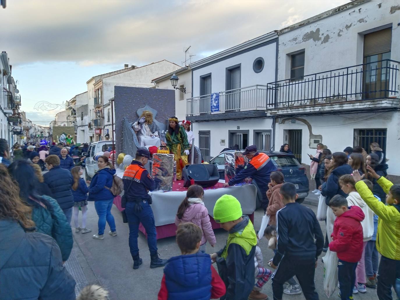 Imagen principal - Centenares de casareños disfrutan de una tarde mágica en compañía de Sus Majestades de Oriente
