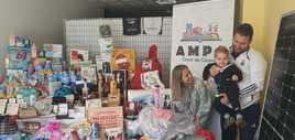 Héctor, junto a sus padres, entre la multitud de regalos donados por empresas.