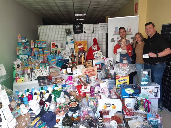 El agraciado con el sorteo de la AMPA recoge una parte de los regalos y dona el resto