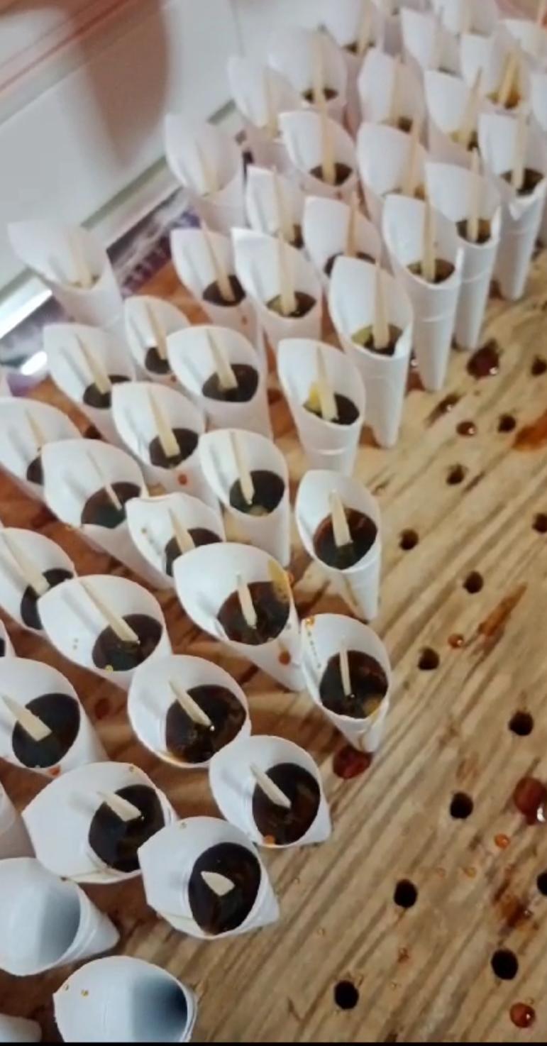 Imagen principal - Los pirulís de Emilia, los únicos que llegan por San Blas