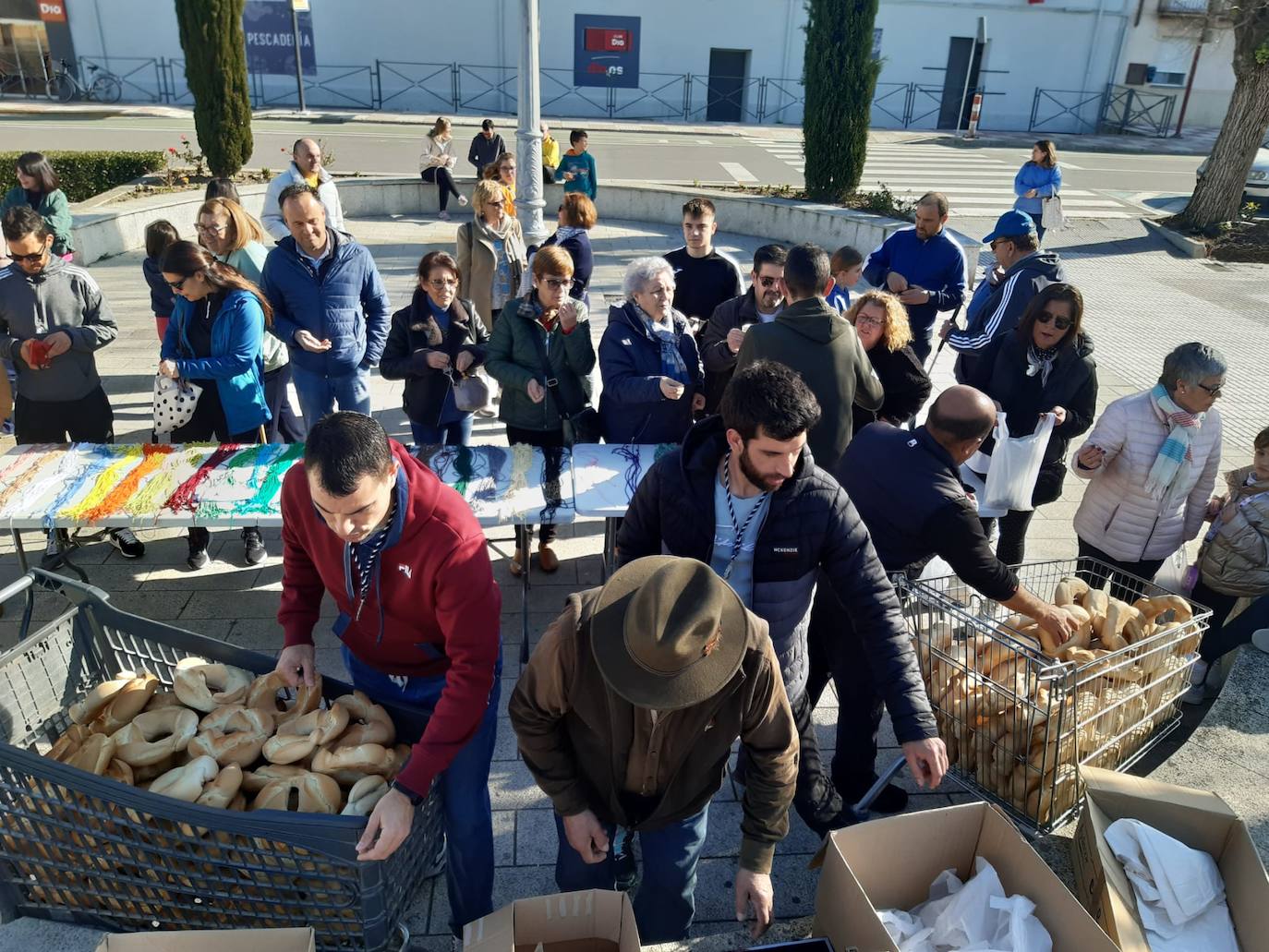 Vendidas las 2.100 roscas y casi 6.000 cordones que han sido bendecidos para la festividad de San Blas
