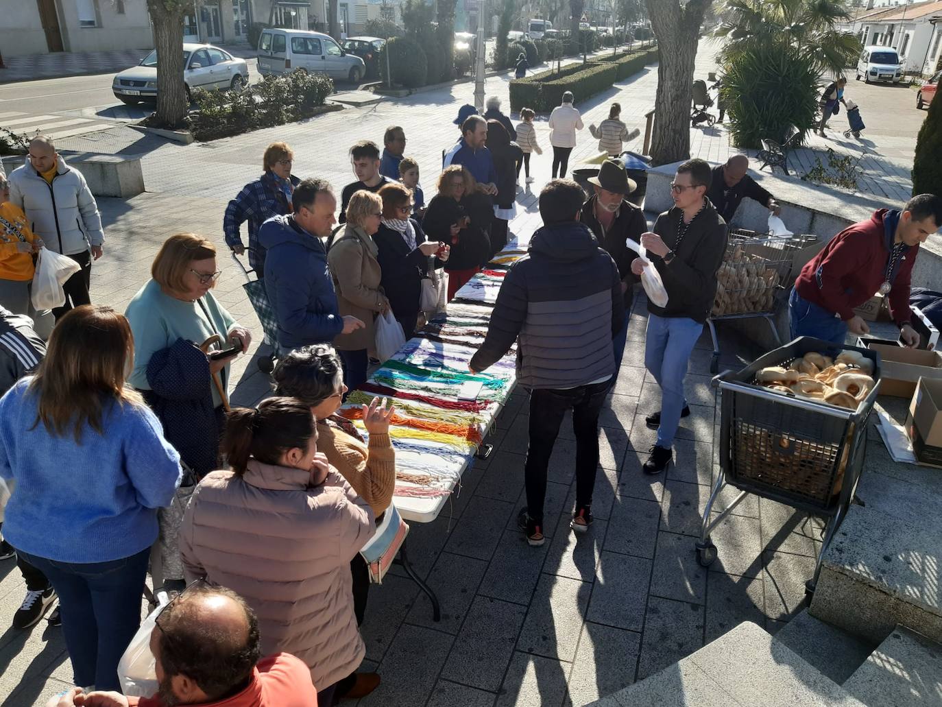 Imagen principal - Vendidas las 2.100 roscas y casi 6.000 cordones que han sido bendecidos para la festividad de San Blas