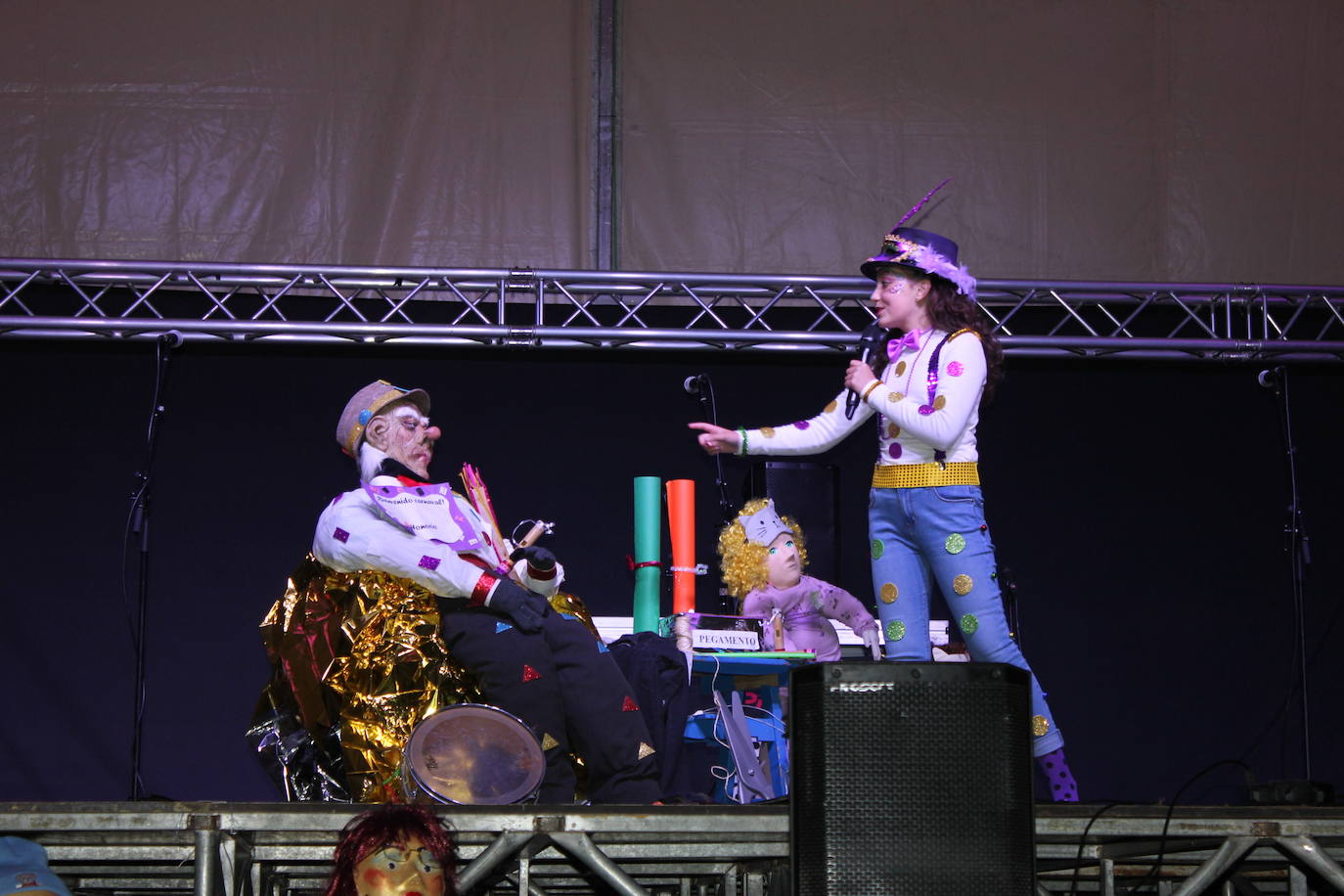 Imagen secundaria 1 - Claudia Carretero homenajea a su bisabuelo Honorio en la noche de su pregón carnavalero