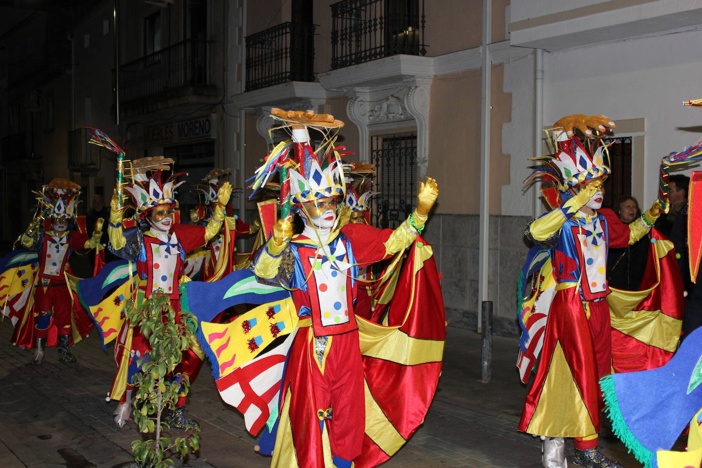 Imagen principal - Los títeres de la comparsa &#039;La fábrica de títares&#039; ganan el primer premio del desfile del Carnaval