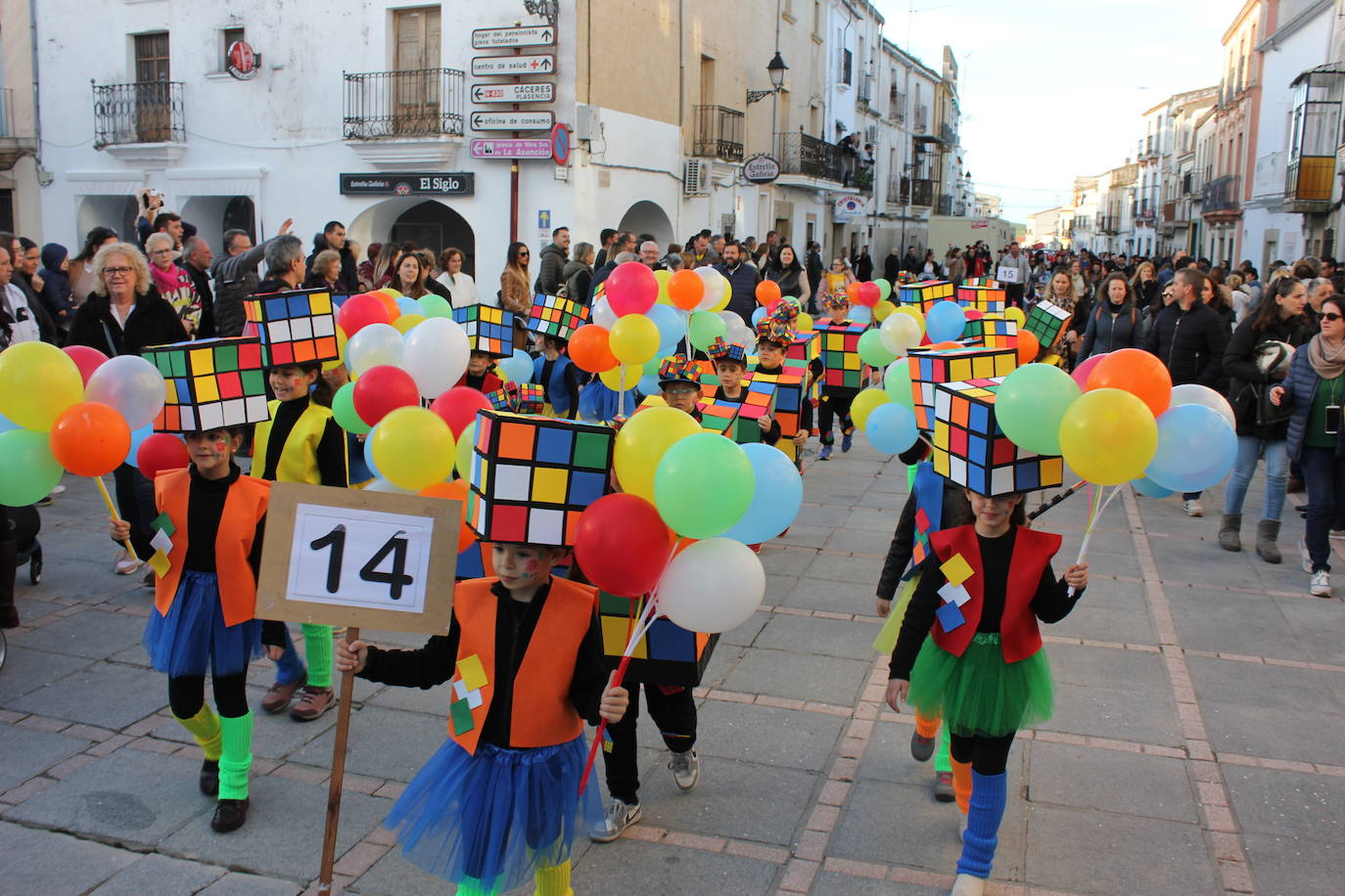 Imagen principal - 'Colors fantasy', mejor comparsa infantil del Carnaval casareño