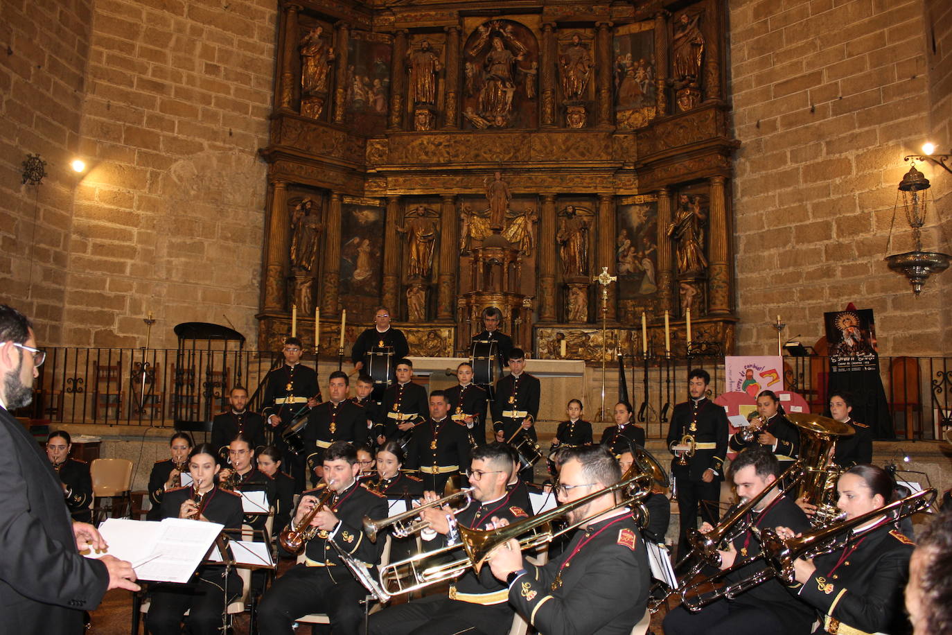 Imagen principal - Las marchas cofrades de cuatro bandas y agrupaciones extremeñas resuenan entre los muros del templo casareño del siglo XVI
