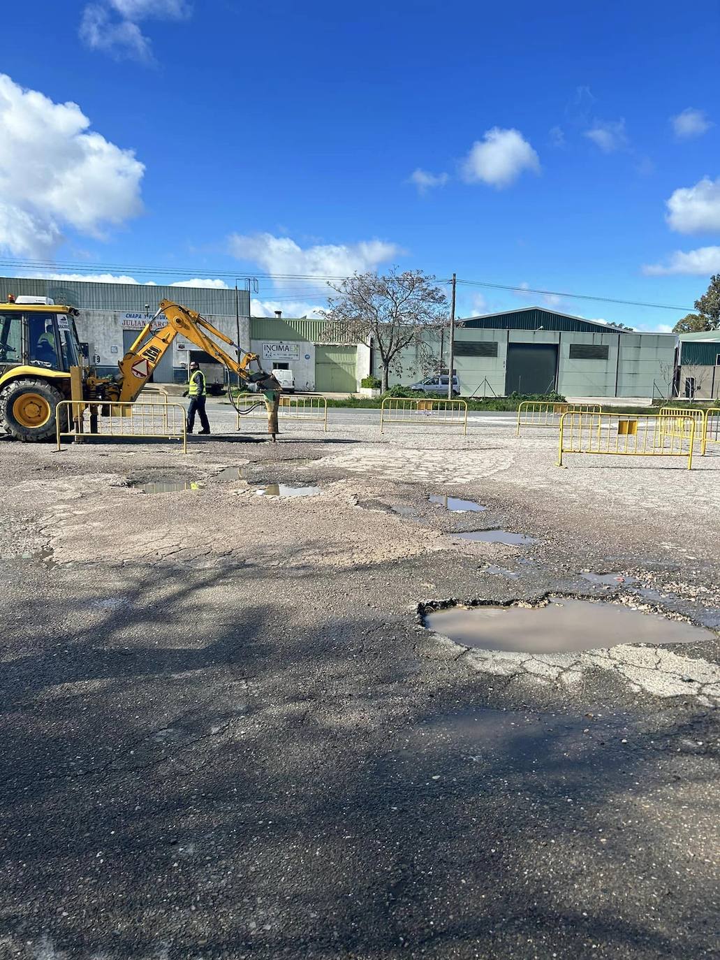 Imagen principal - El Ayuntamiento resolverá el problema de los socavones junto a la N-630