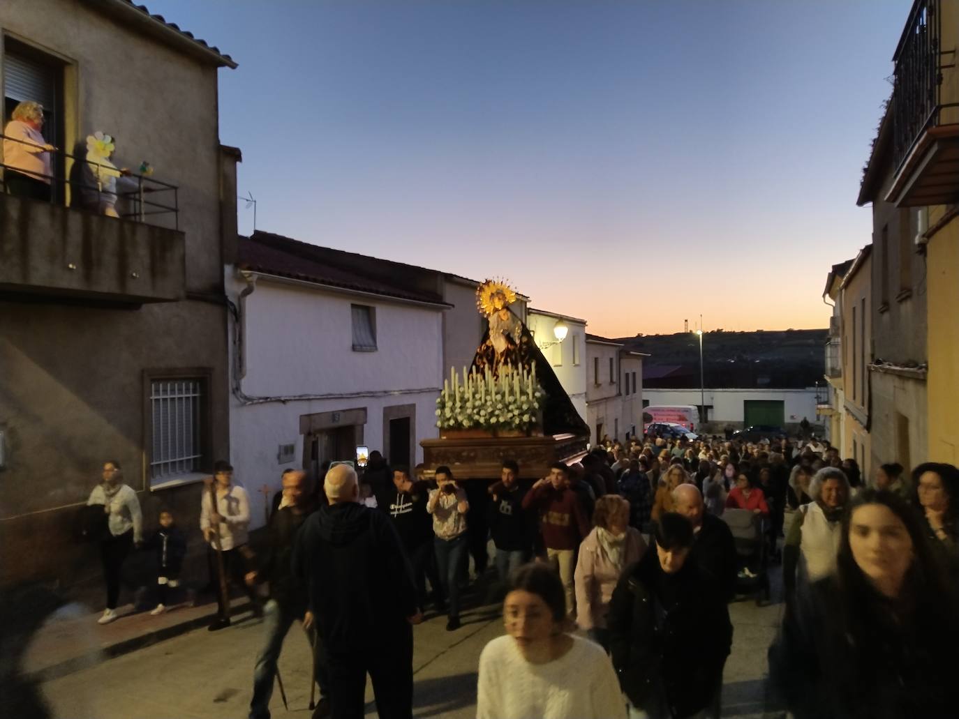 Imagen principal - La Virgen de La Soledad regresa a la parroquia para los actos de la Semana Santa