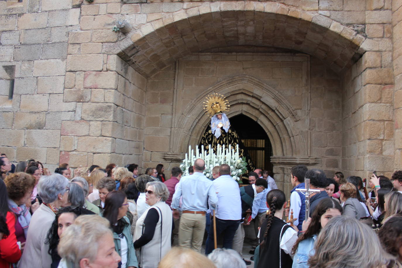Numeroso público acompaña a La Soledad en el Vía Crucis del Domingo del Calvario