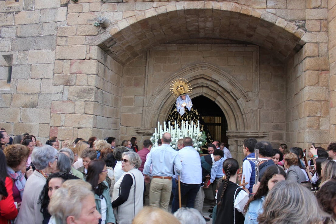 Numeroso público acompaña a La Soledad en el Vía Crucis del Domingo del Calvario