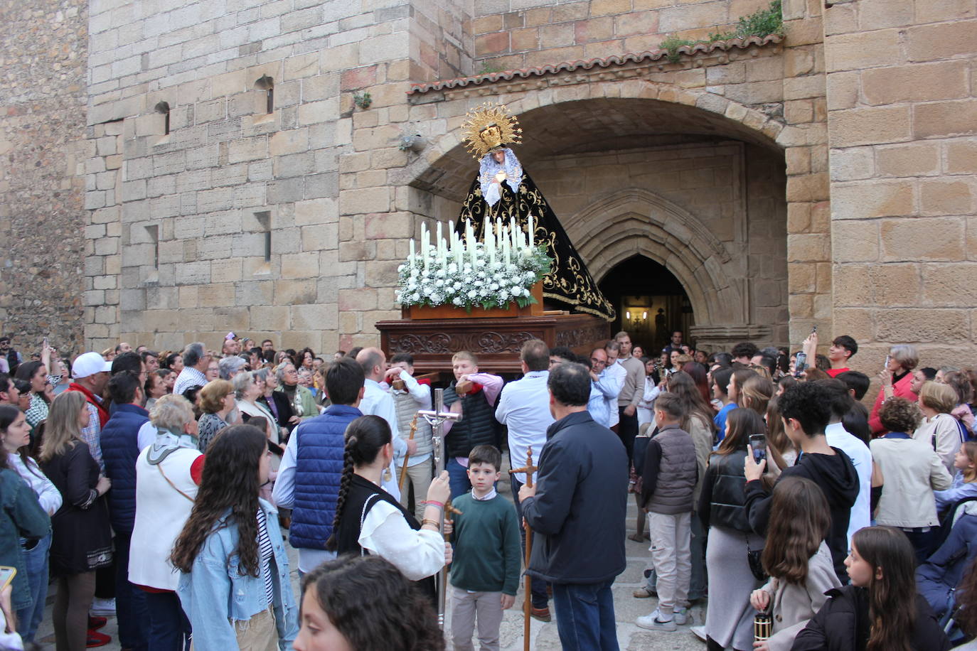 Numeroso público acompaña a La Soledad en el Vía Crucis del Domingo del Calvario