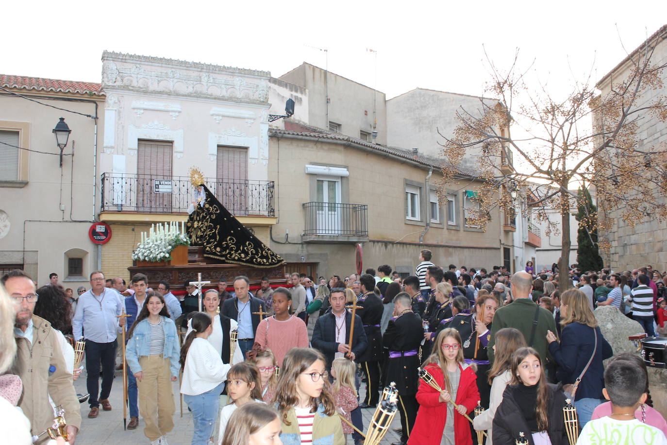 Numeroso público acompaña a La Soledad en el Vía Crucis del Domingo del Calvario