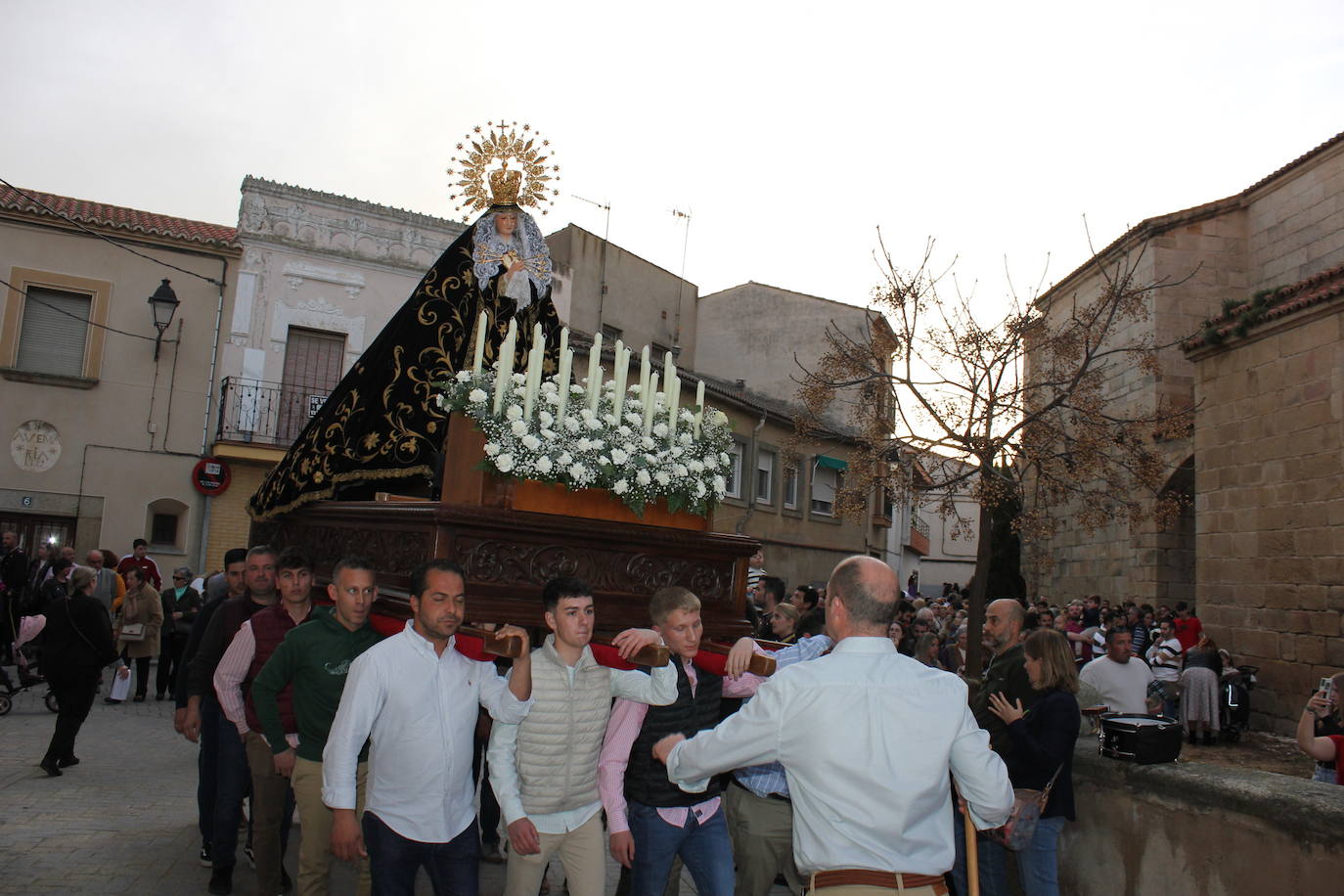 Numeroso público acompaña a La Soledad en el Vía Crucis del Domingo del Calvario