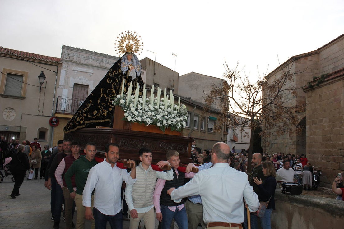 Numeroso público acompaña a La Soledad en el Vía Crucis del Domingo del Calvario