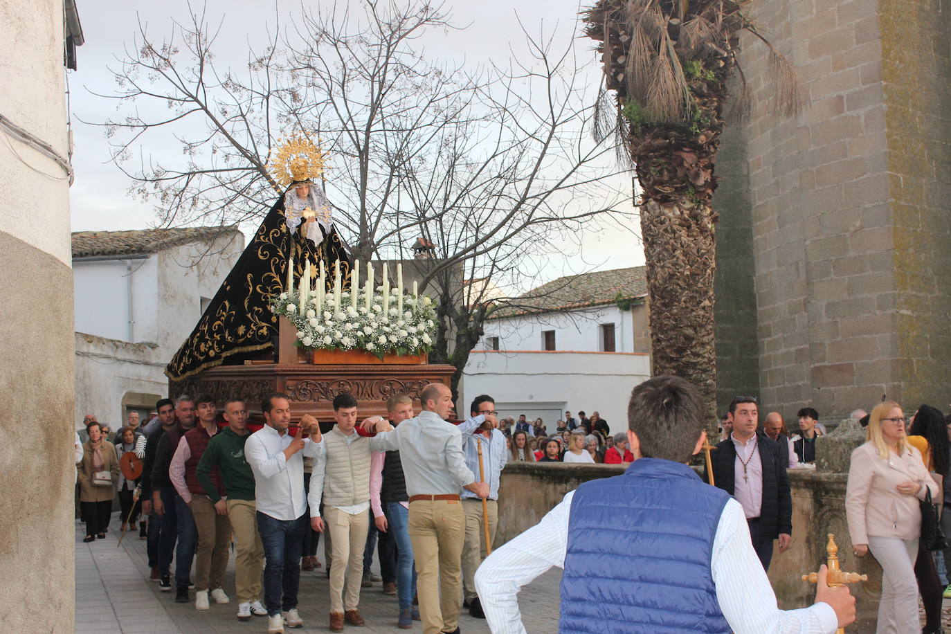 Numeroso público acompaña a La Soledad en el Vía Crucis del Domingo del Calvario