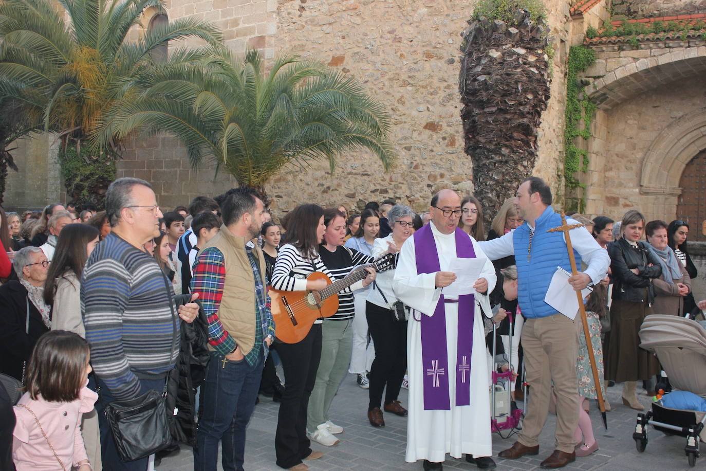 Numeroso público acompaña a La Soledad en el Vía Crucis del Domingo del Calvario