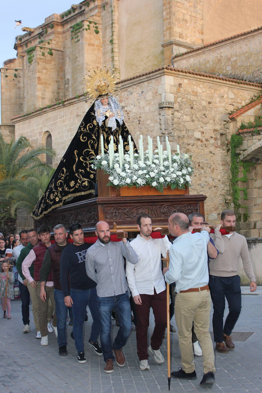 Numeroso público acompaña a La Soledad en el Vía Crucis del Domingo del Calvario
