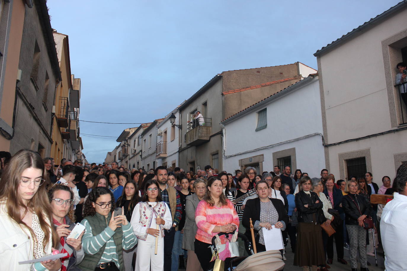 Numeroso público acompaña a La Soledad en el Vía Crucis del Domingo del Calvario