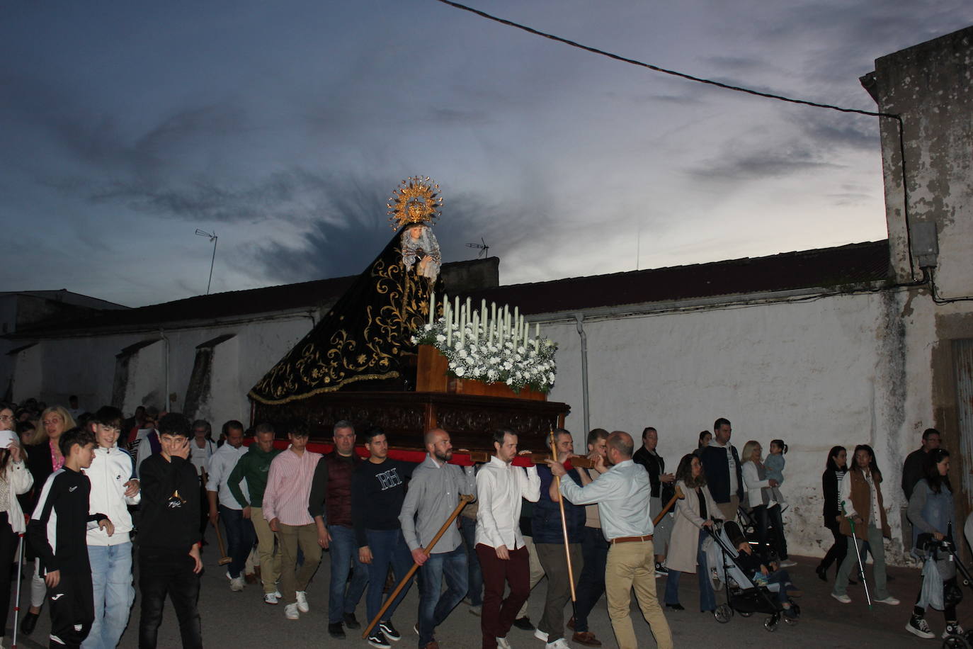 Numeroso público acompaña a La Soledad en el Vía Crucis del Domingo del Calvario