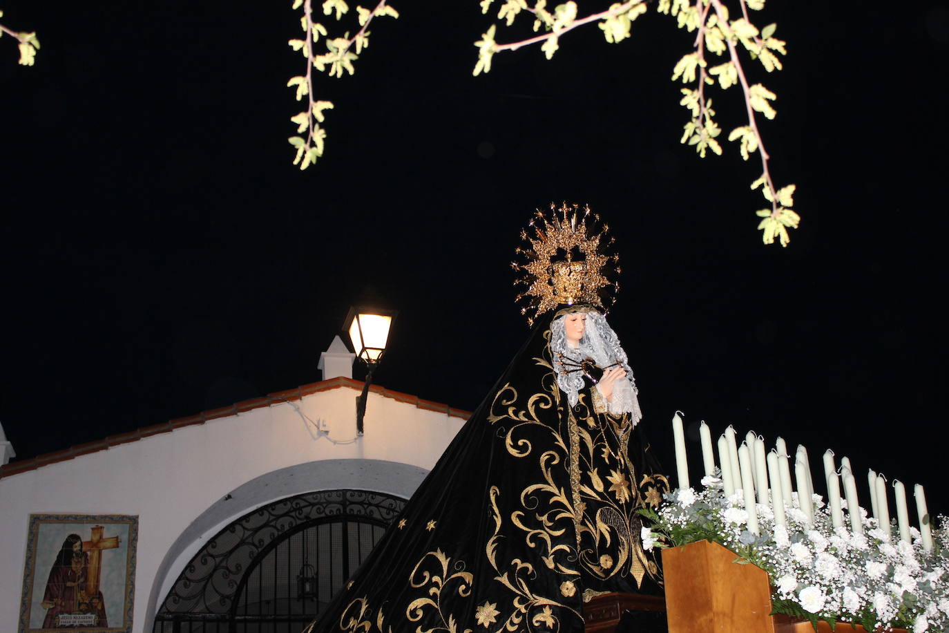Numeroso público acompaña a La Soledad en el Vía Crucis del Domingo del Calvario