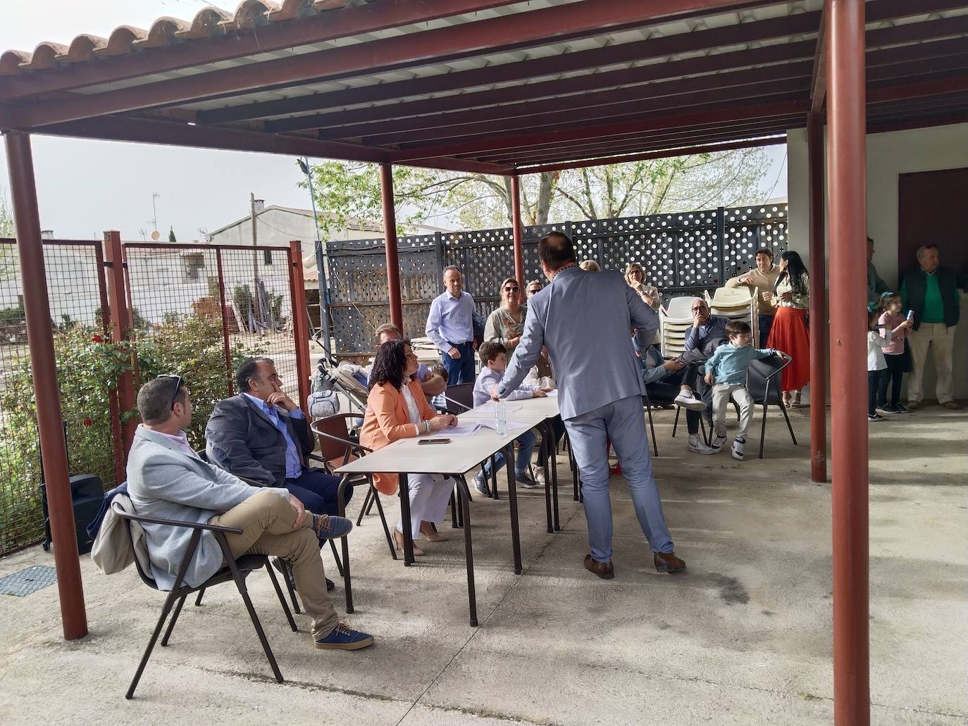 Imagen secundaria 1 - La puja de brazos roza los 4.000 euros y se dispara la subasta por llevar a La Soledad a su ermita