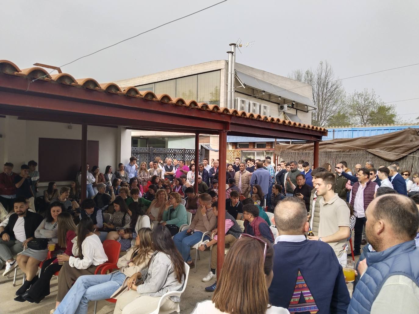 La puja de brazos roza los 4.000 euros y se dispara la subasta por llevar a La Soledad a su ermita