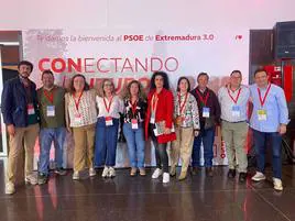 María Andrada (la cuarta por la derecha) y Soledad Tovar (la tercera por la izquierda) junto a otros compañeros de partido de Casar de Cáceres en el Congreso Regional el pasado sábado.