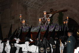 El Cristo de la Peña, el pasado año, a su salida de la parroquia, portado por hombres y mujeres.