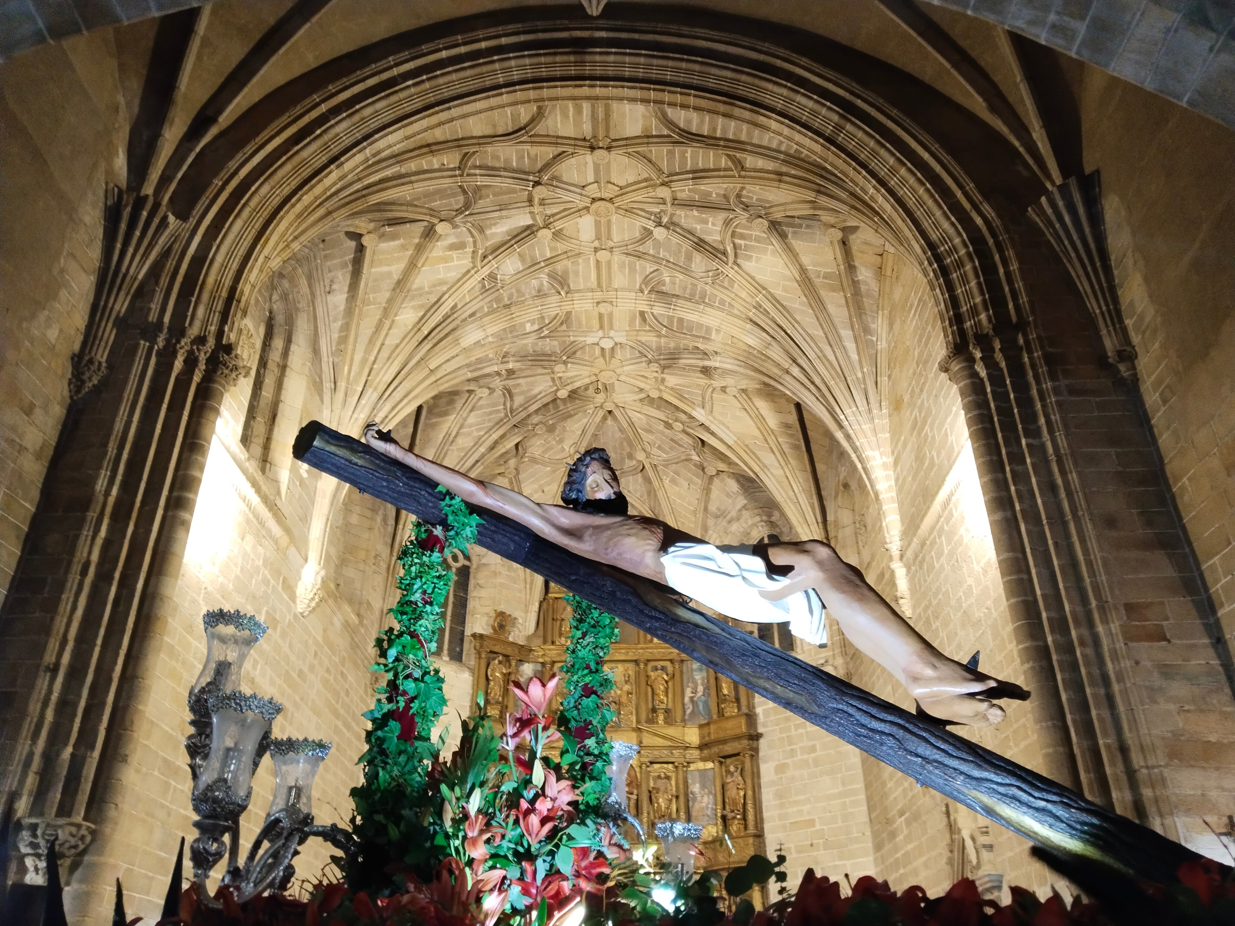 Imagen principal - La lluvia paraliza por primera vez en tres décadas el Vía Crucis del Cristo de la Peña