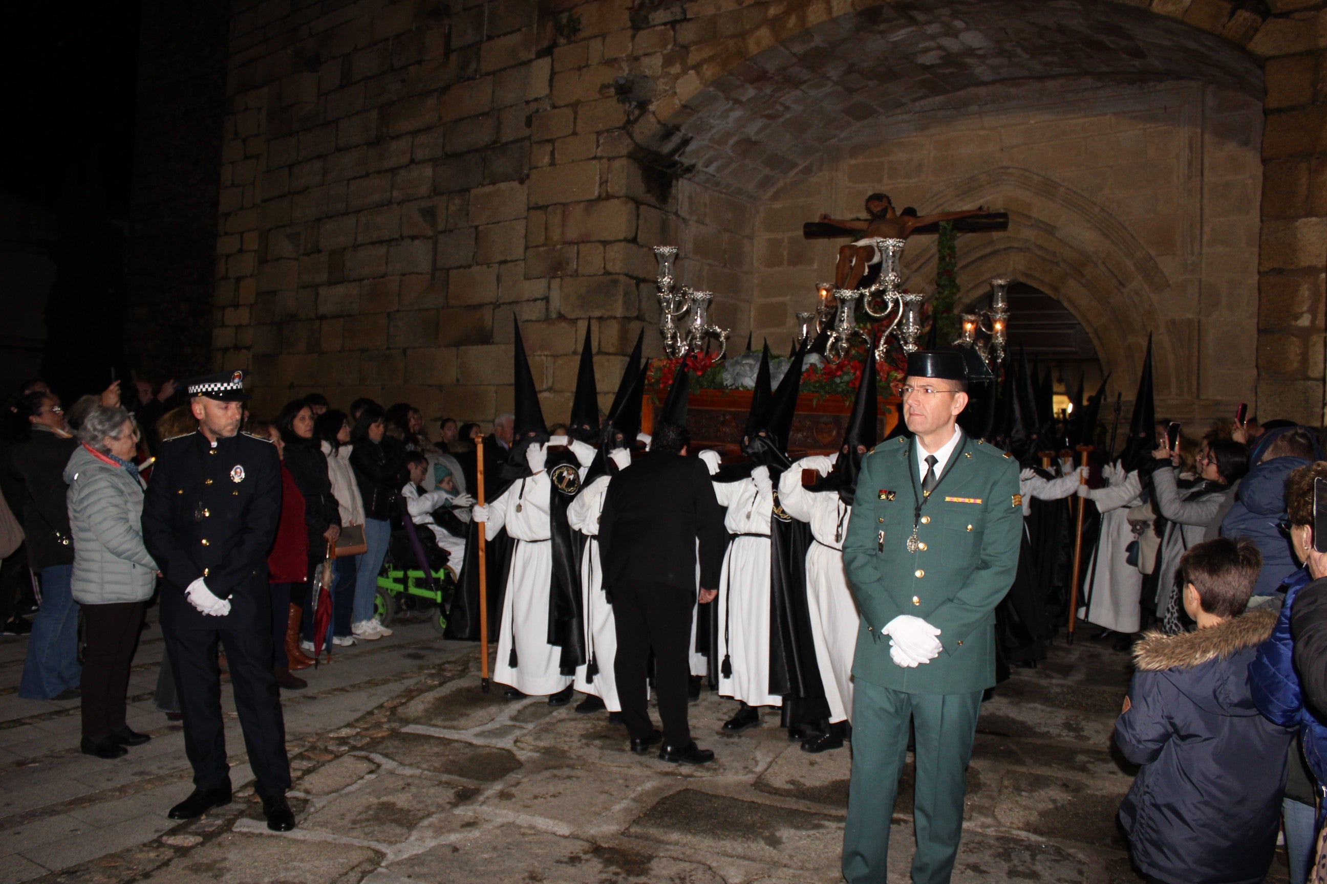 Imagen secundaria 1 - La lluvia paraliza por primera vez en tres décadas el Vía Crucis del Cristo de la Peña