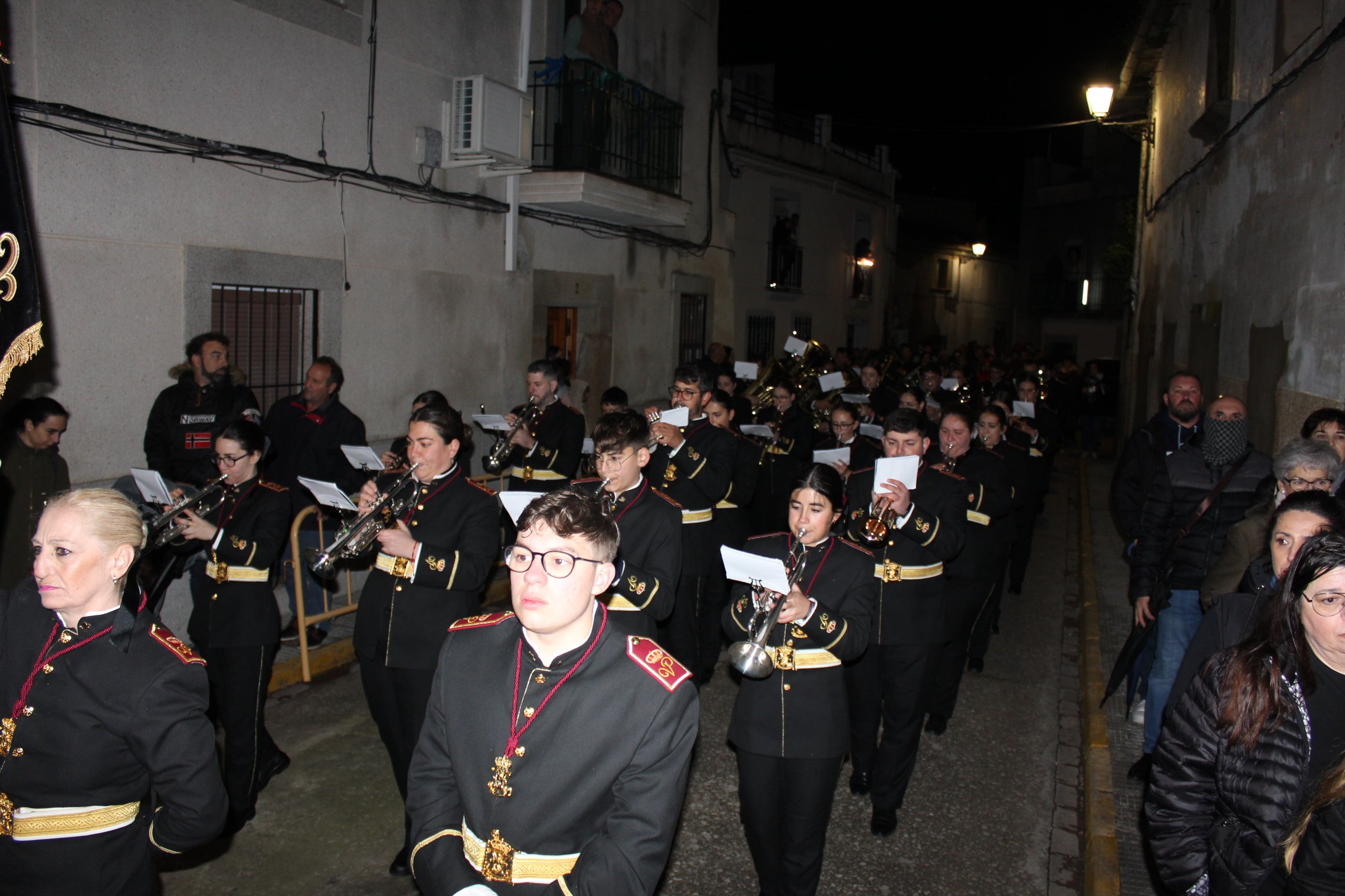 Imagen principal - La lluvia paraliza por primera vez en tres décadas el Vía Crucis del Cristo de la Peña