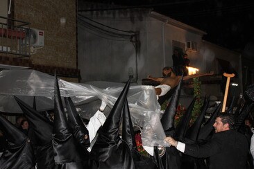 La lluvia paraliza por primera vez en tres décadas el Vía Crucis del Cristo de la Peña