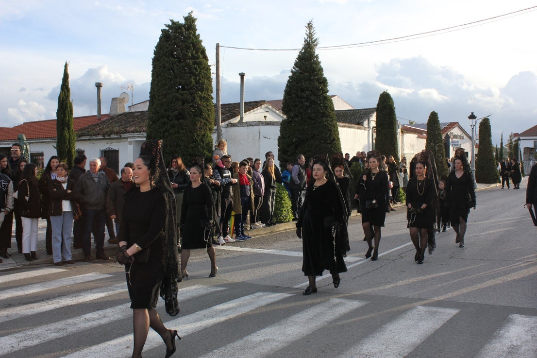 La procesión del Santo Entierro luce como manda la tradición