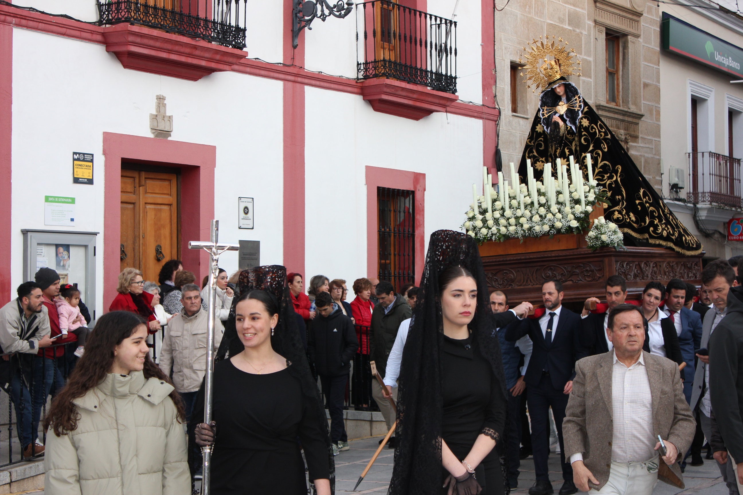 La procesión del Santo Entierro luce como manda la tradición