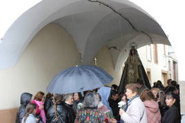 El arco de la Travesía América ha sido el refugio de la Virgen durante unos 20 minutos.