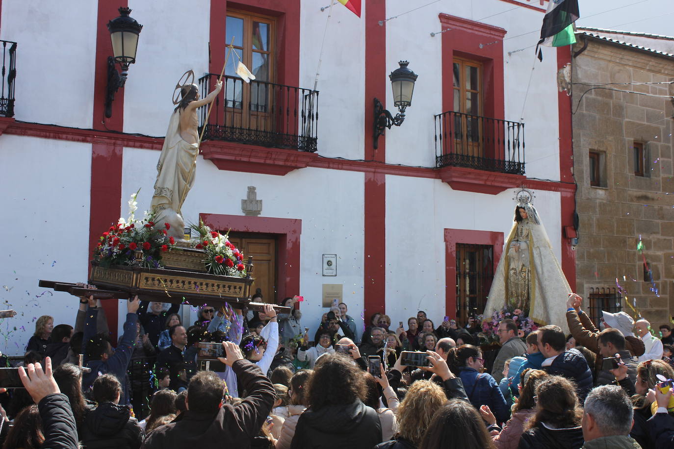 Imagen principal - Un intenso chaparrón obliga a resguardar a la Virgen de la Asunción y Cristo Resucitado en plena procesión del Encuentro