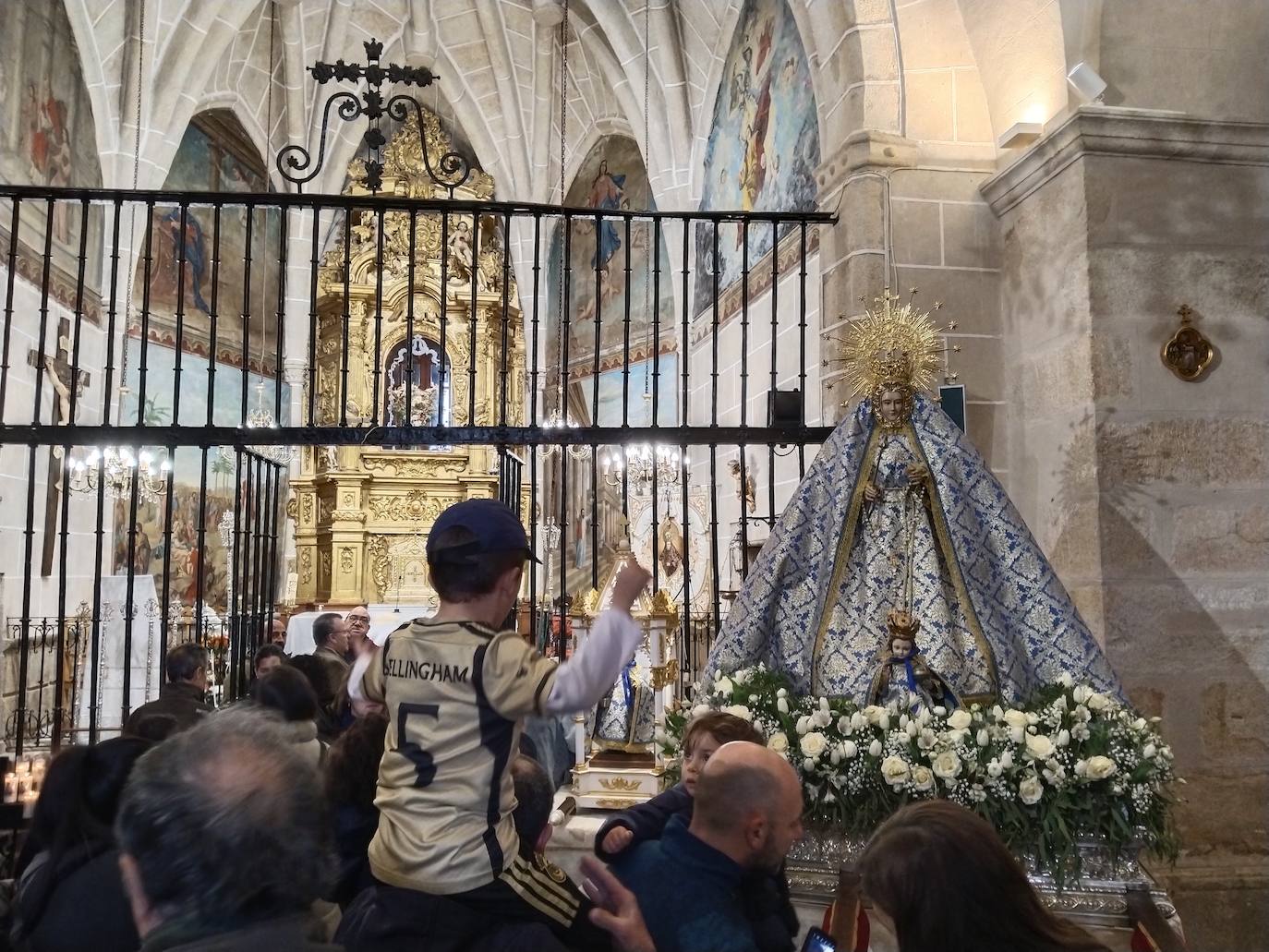 Imagen principal - Romería de Las Cruces poco concurrida por los continuos chubascos de este lunes festivo