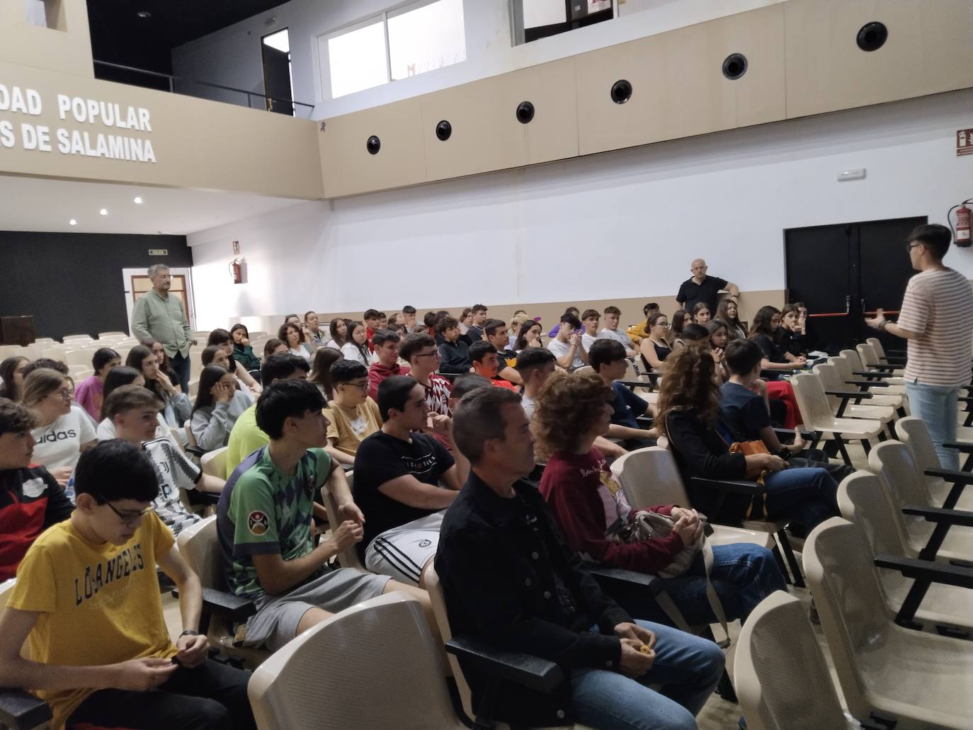 Imagen principal - Animan a los jóvenes casareños a aprovechar las oportunidades que les ofrece Europa