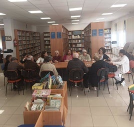 Visita de los usuarios del centro de día a la biblioteca Dulce Chacón.