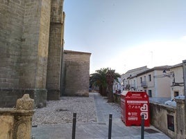 El vecino transitaba sólo por la zona de la iglesia cuando se ha visto sorprendido por el desconocido que se ha llevado su dinero.
