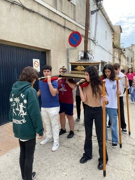 Algunos de los participantes, durante los ensayos previos al acto de mañana.